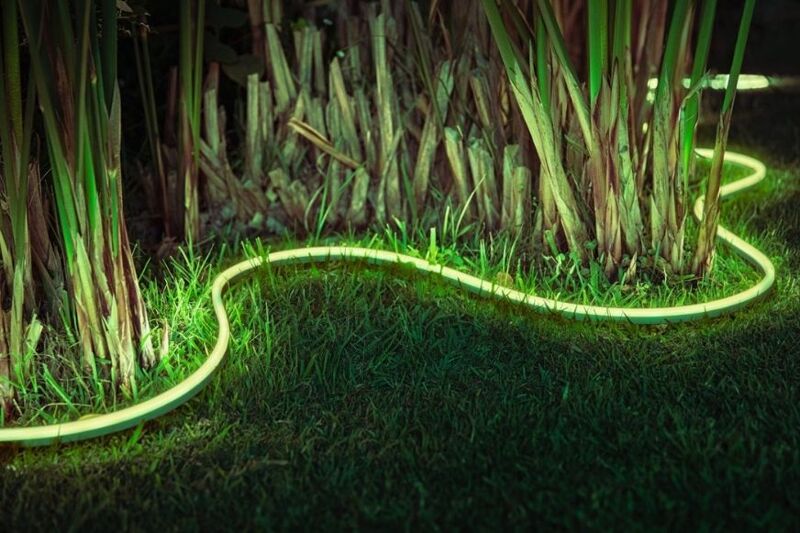 Man sieht den Philips Hue Lightstrip im Garten.